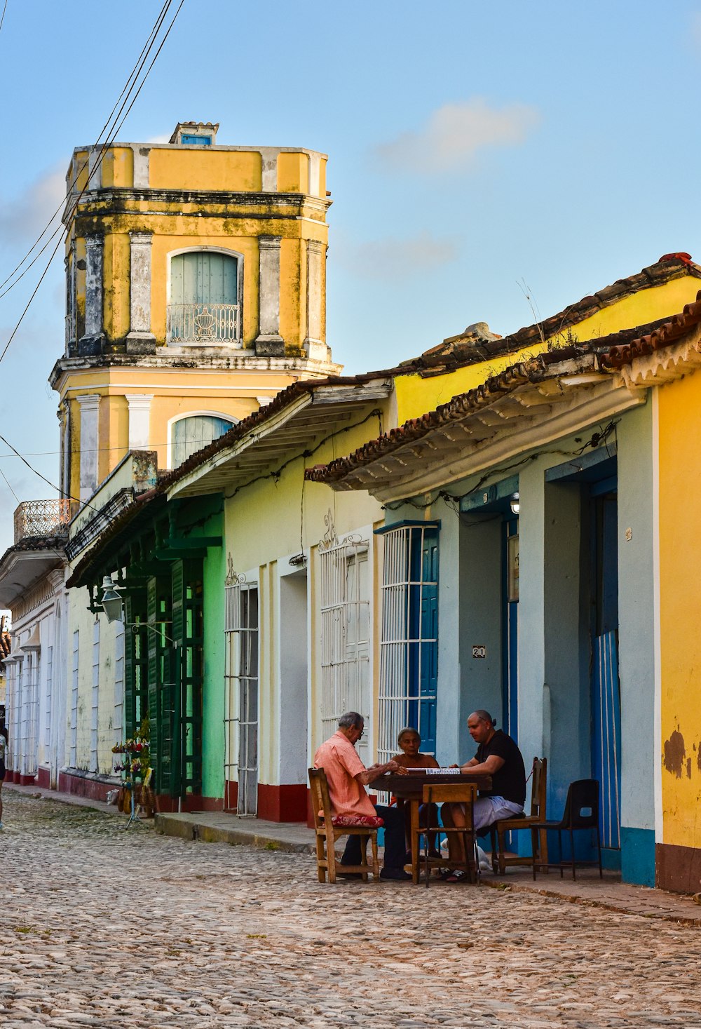 a couple of people sitting at a table outside of a building