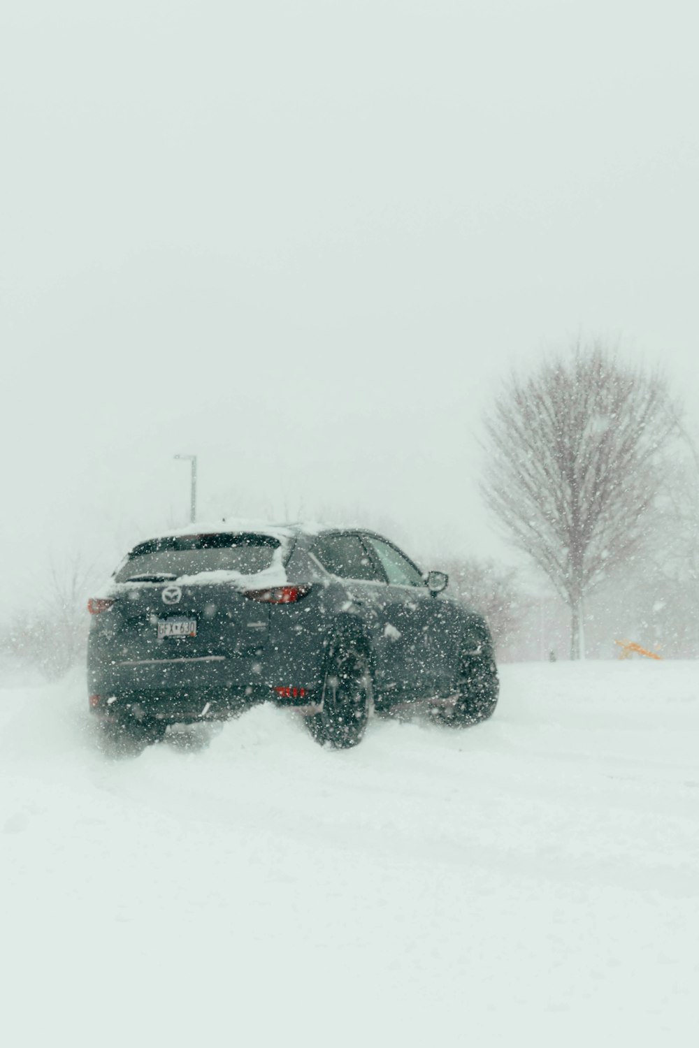 ein paar Autos, die im Schnee liegen