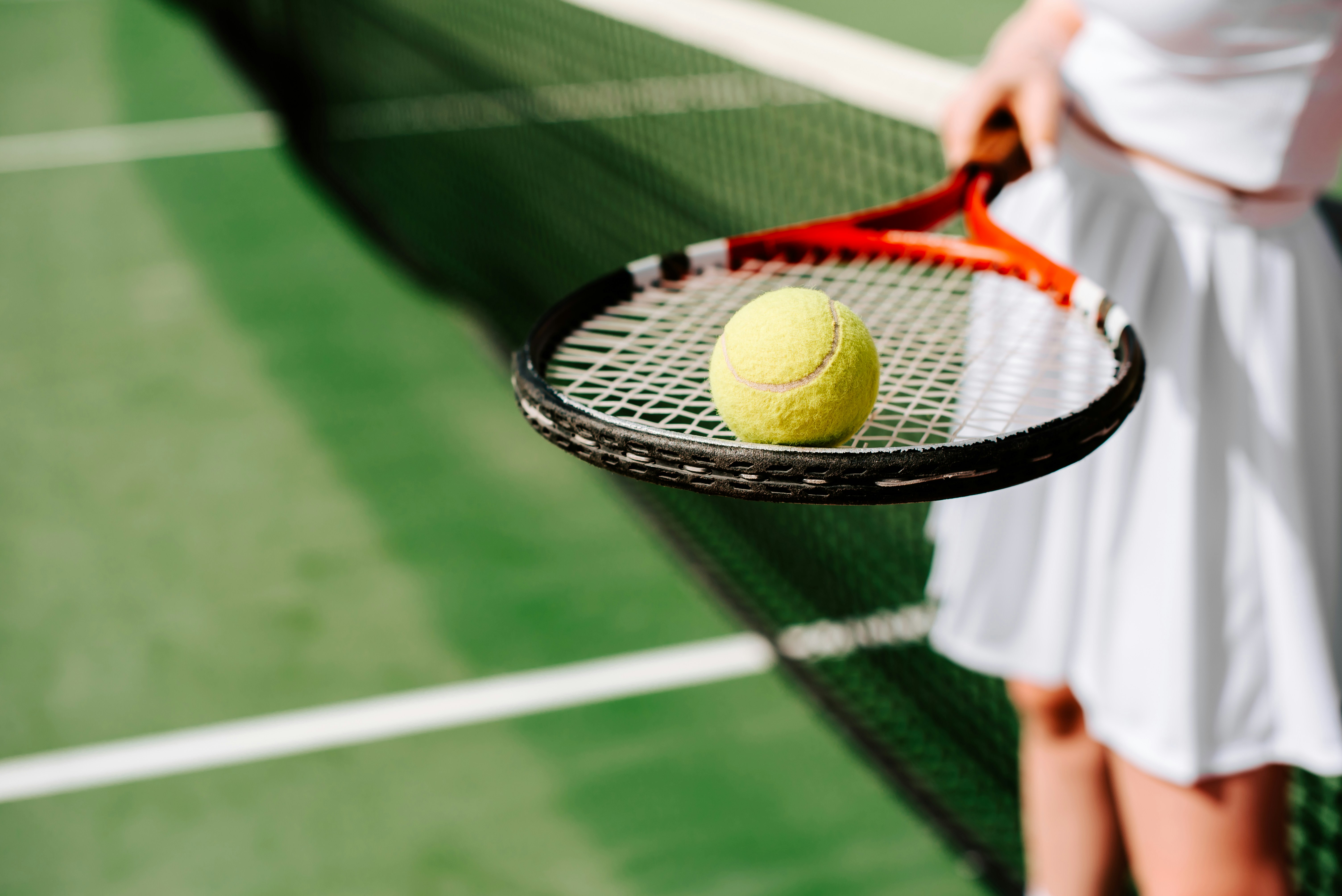 Eine frau, die einen tennisschläger und einen tennisball hält Foto –  Kostenloses Bild auf Unsplash, image size:3000x2003