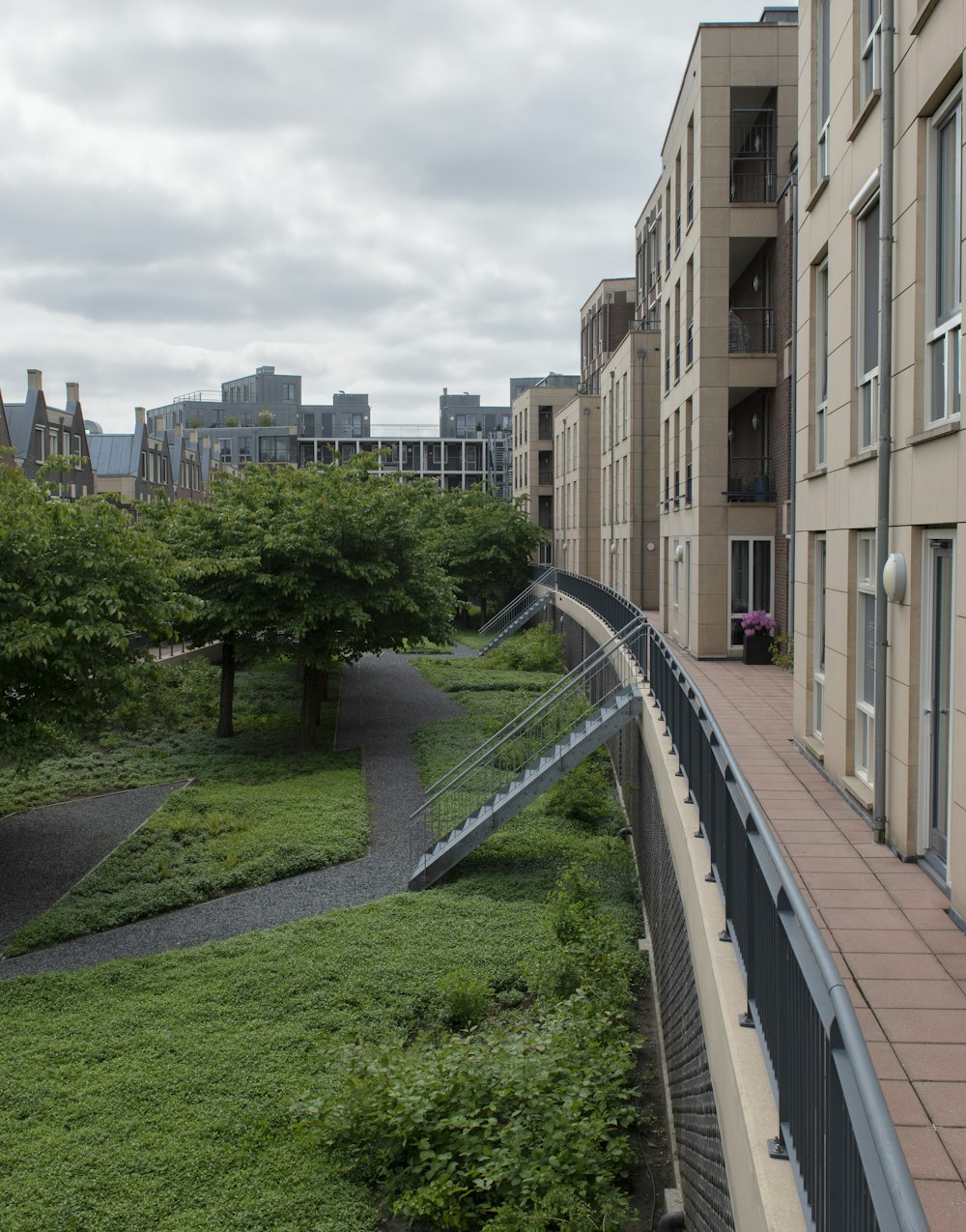 uma vista de uma área gramada ao lado de um edifício