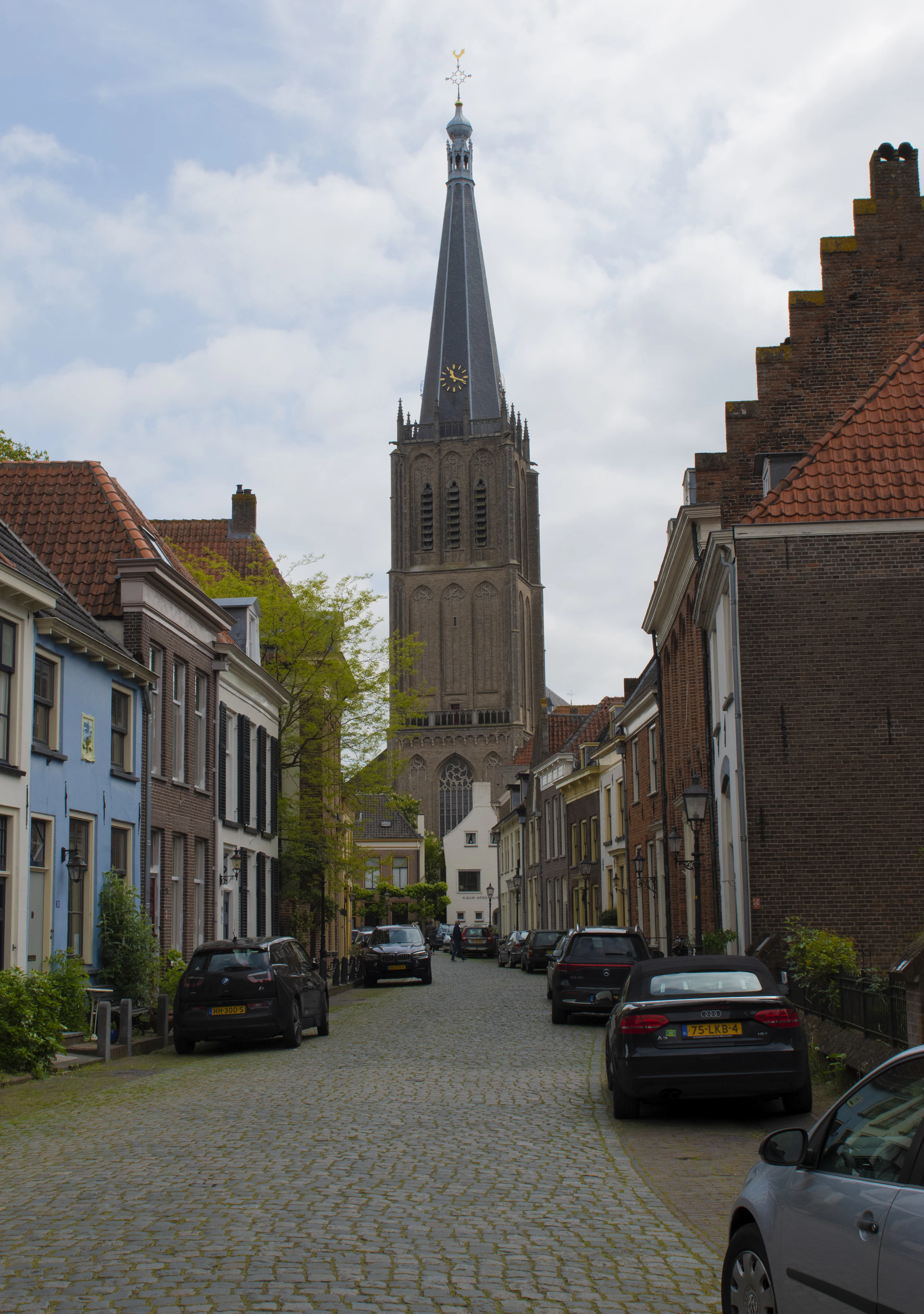 Klinkerstraat met traditionele huizen en een kerktoren