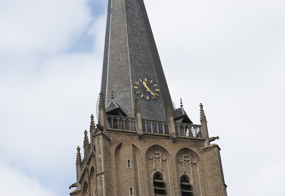 uma torre do relógio alta com um relógio em cada um dos seus lados