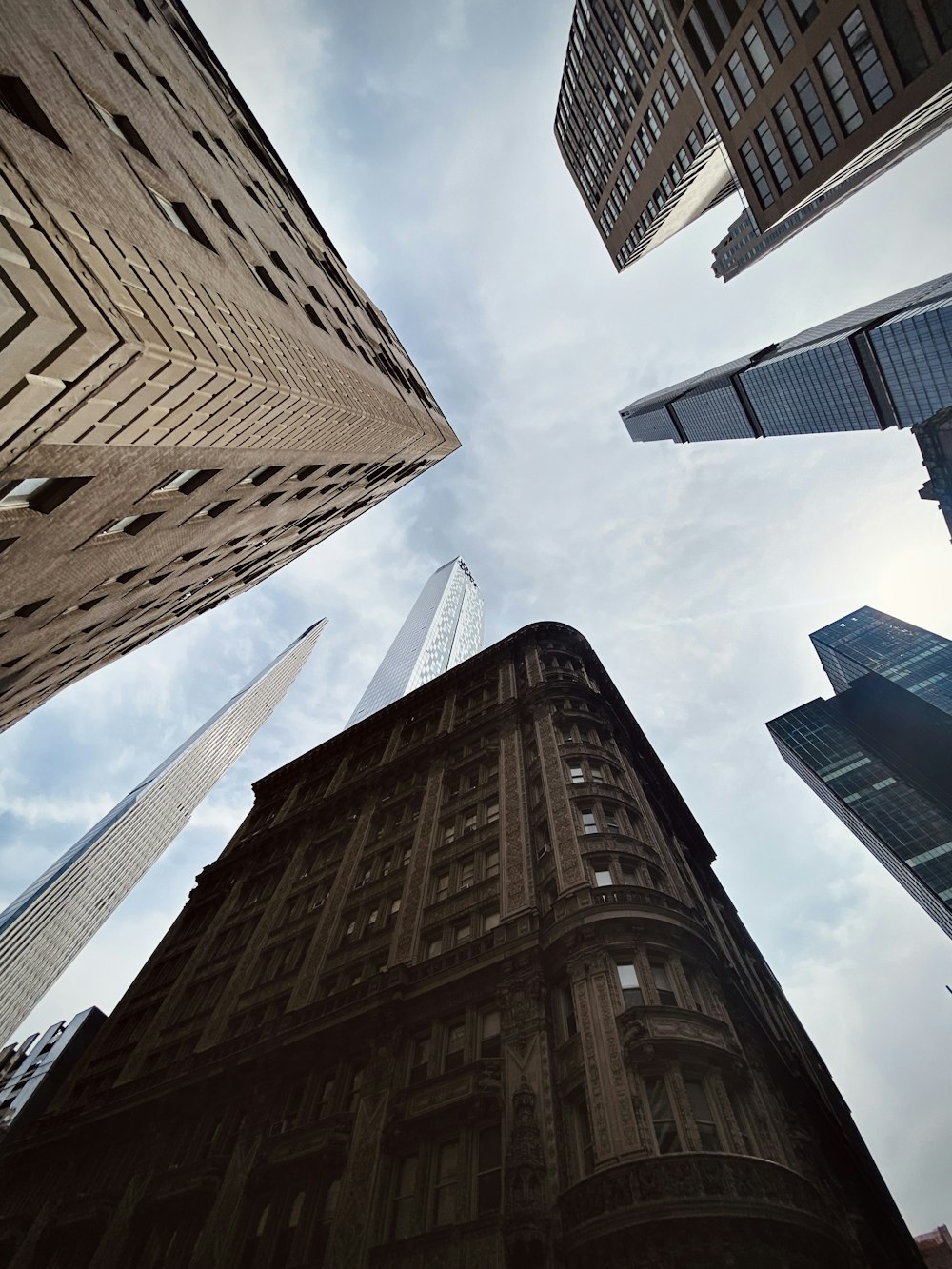 Mirando hacia arriba a los edificios altos de una ciudad