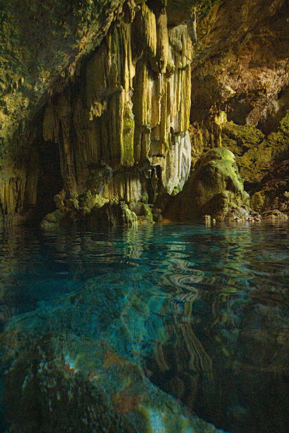 eine Höhle mit einem Wasserbecken in der Mitte