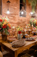  Una mesa de madera rústica que exhibe una variedad de coloridos pasteles y dulces artesanales.