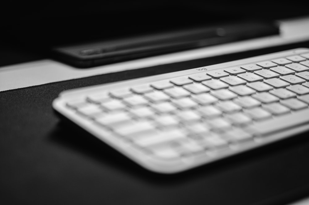 Una foto en blanco y negro de un teclado y un ratón