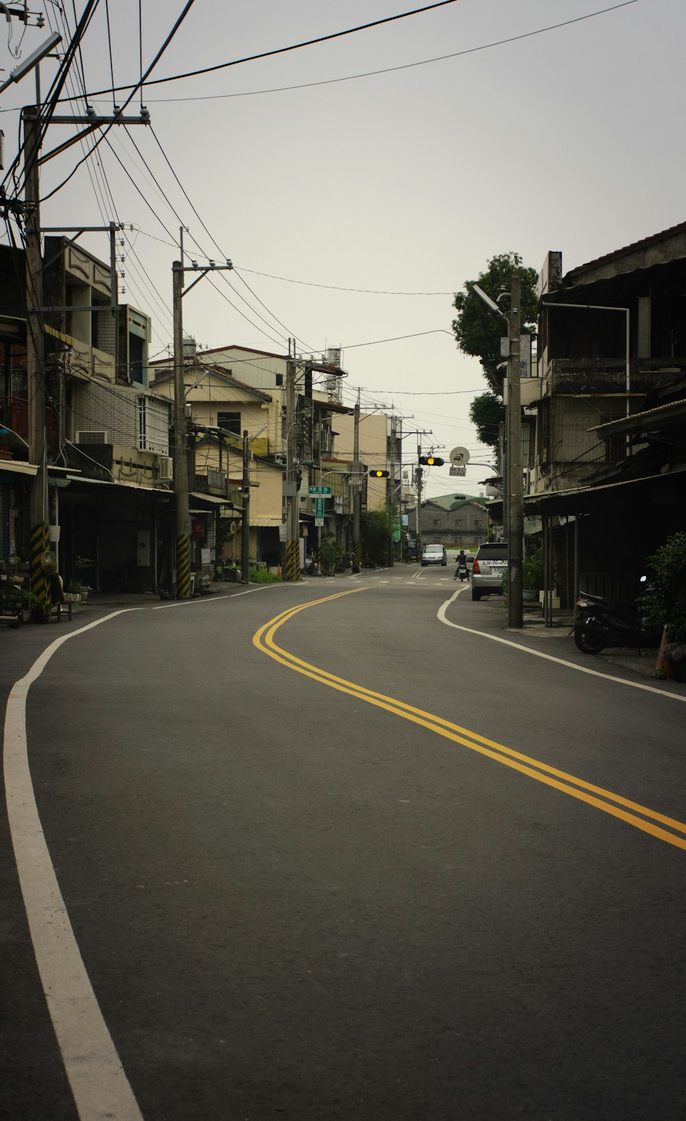 a street with a yellow line on the side of it