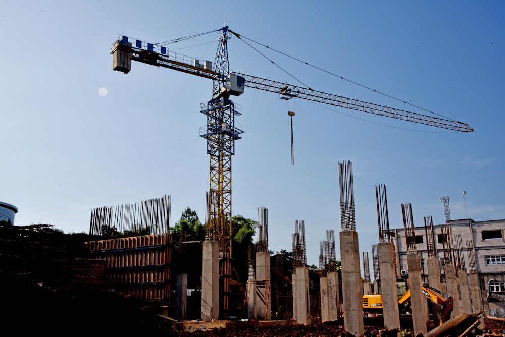 Un chantier avec une grue en arrière-plan