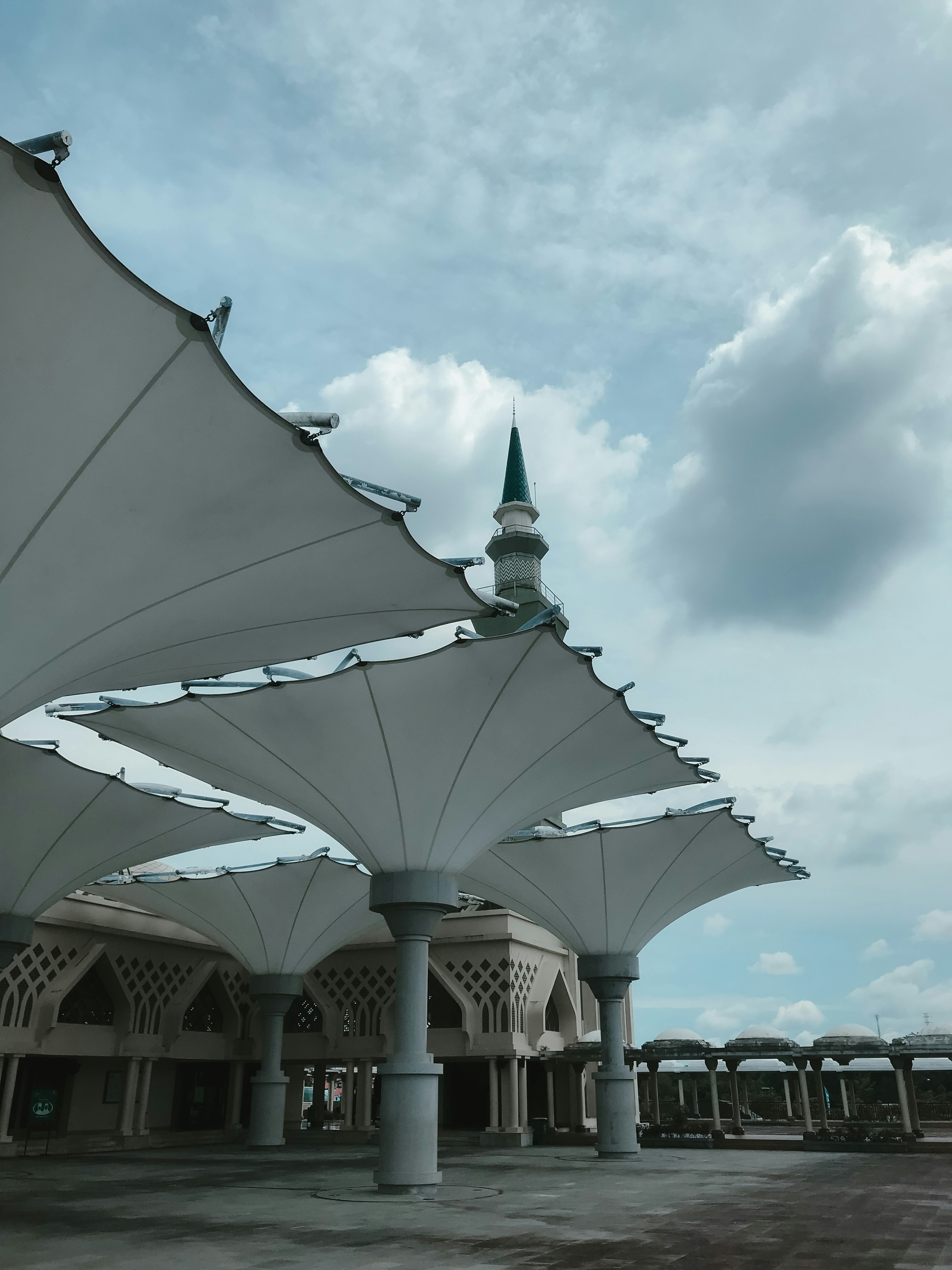 ein großes weißes Gebäude mit einem Glockenturm darauf