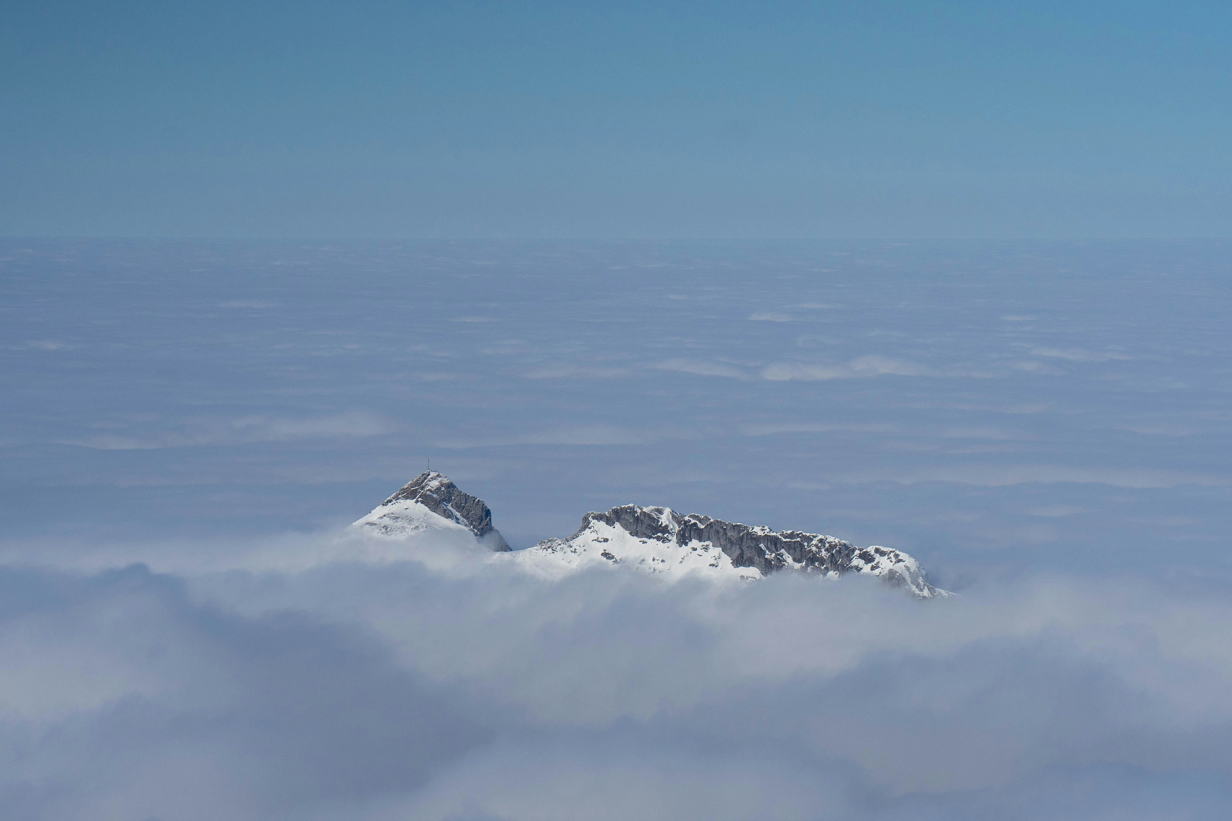 una vista di una montagna in mezzo alle nuvole