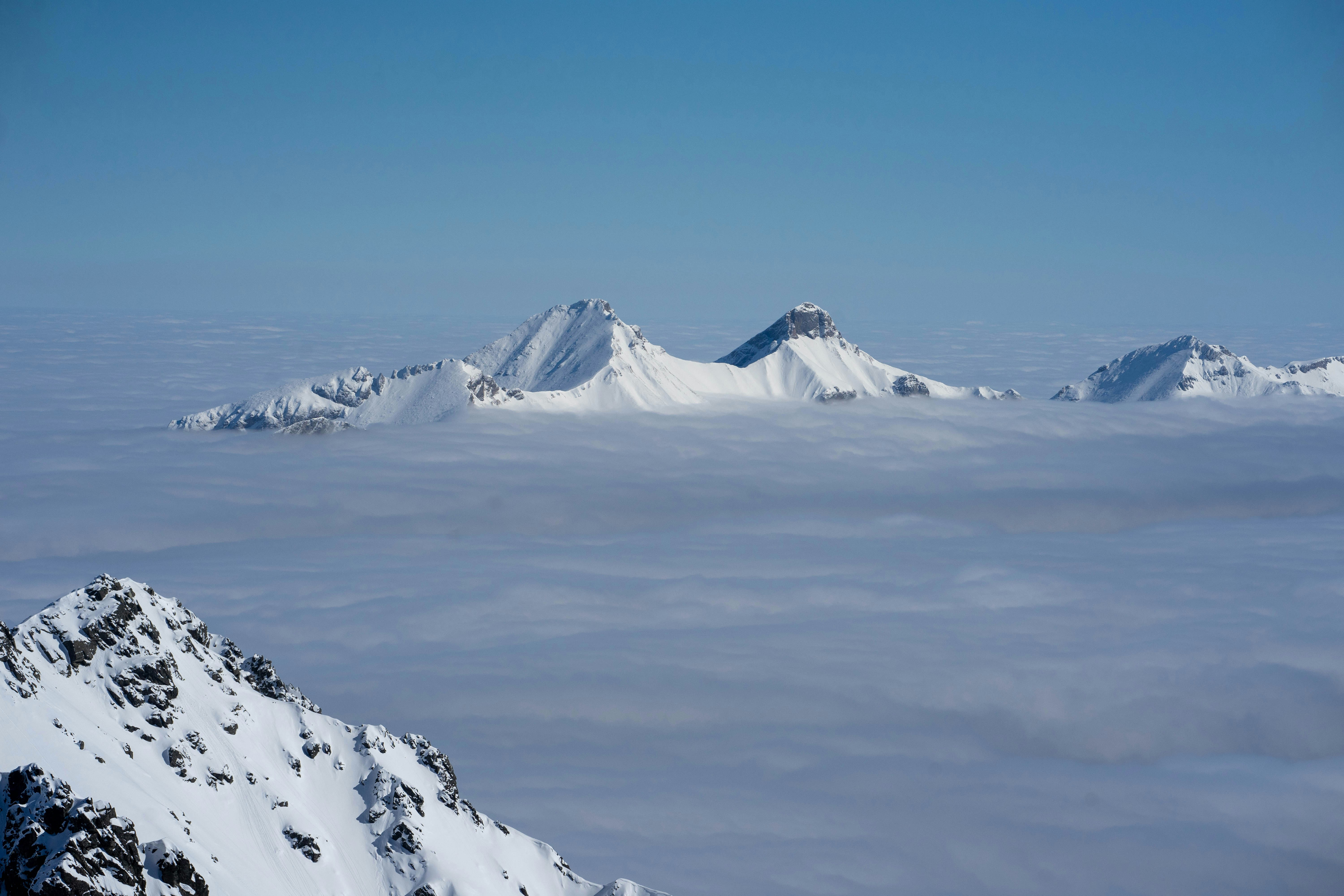 Una catena montuosa coperta di neve e nuvole