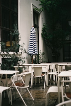 A well-kept outdoor dining area.