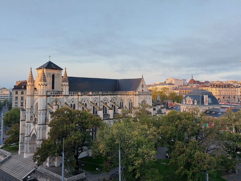 Eine große Kathedrale mit einem Glockenturm mitten in der Stadt