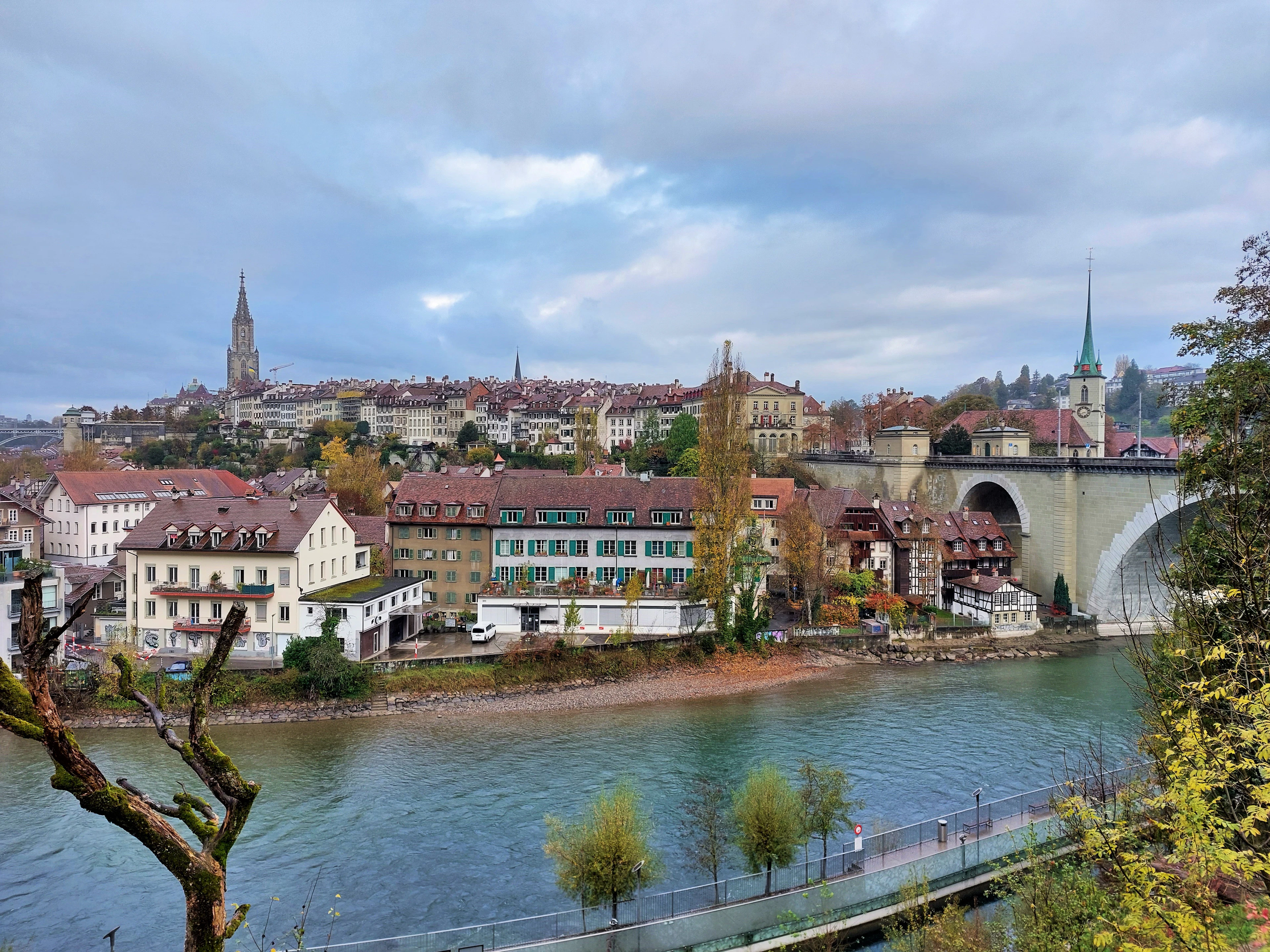 Sous le Pont (Near Center)