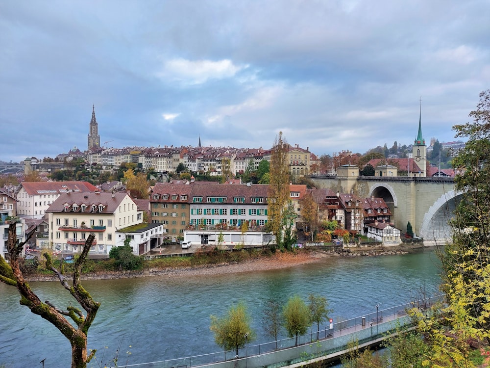 Un río que atraviesa una ciudad junto a un puente