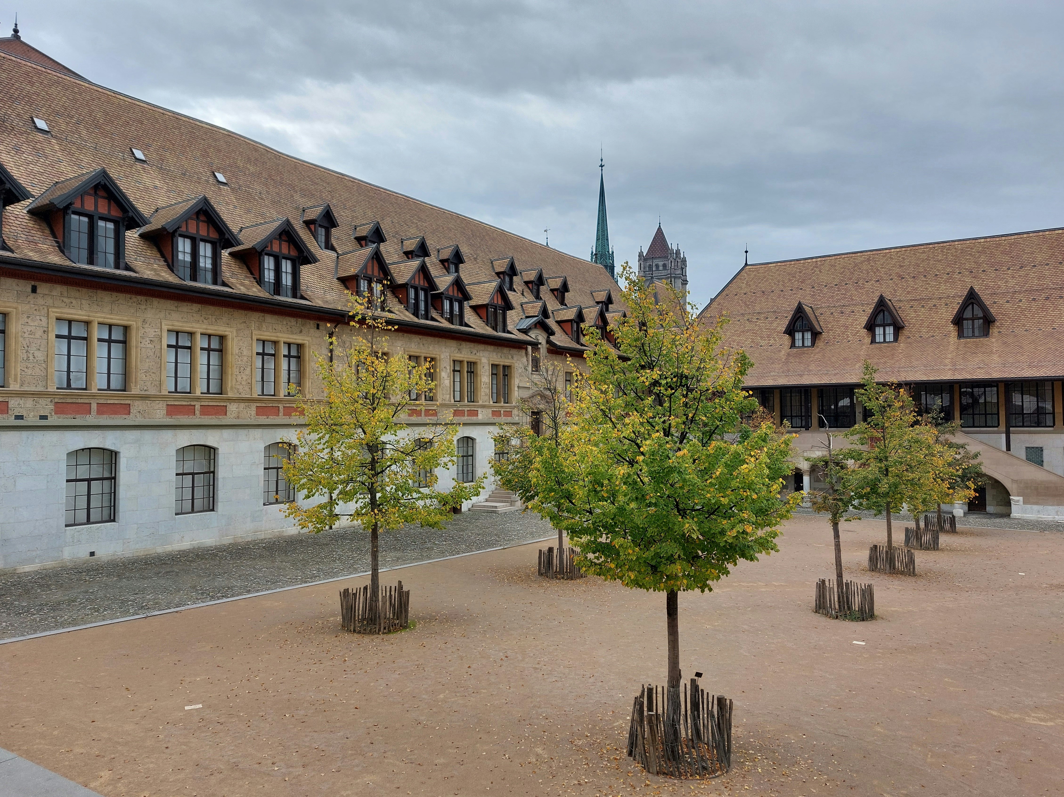 ein Gebäude mit vielen Bäumen davor