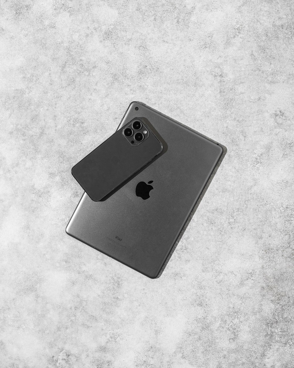 Una foto en blanco y negro de un iPhone