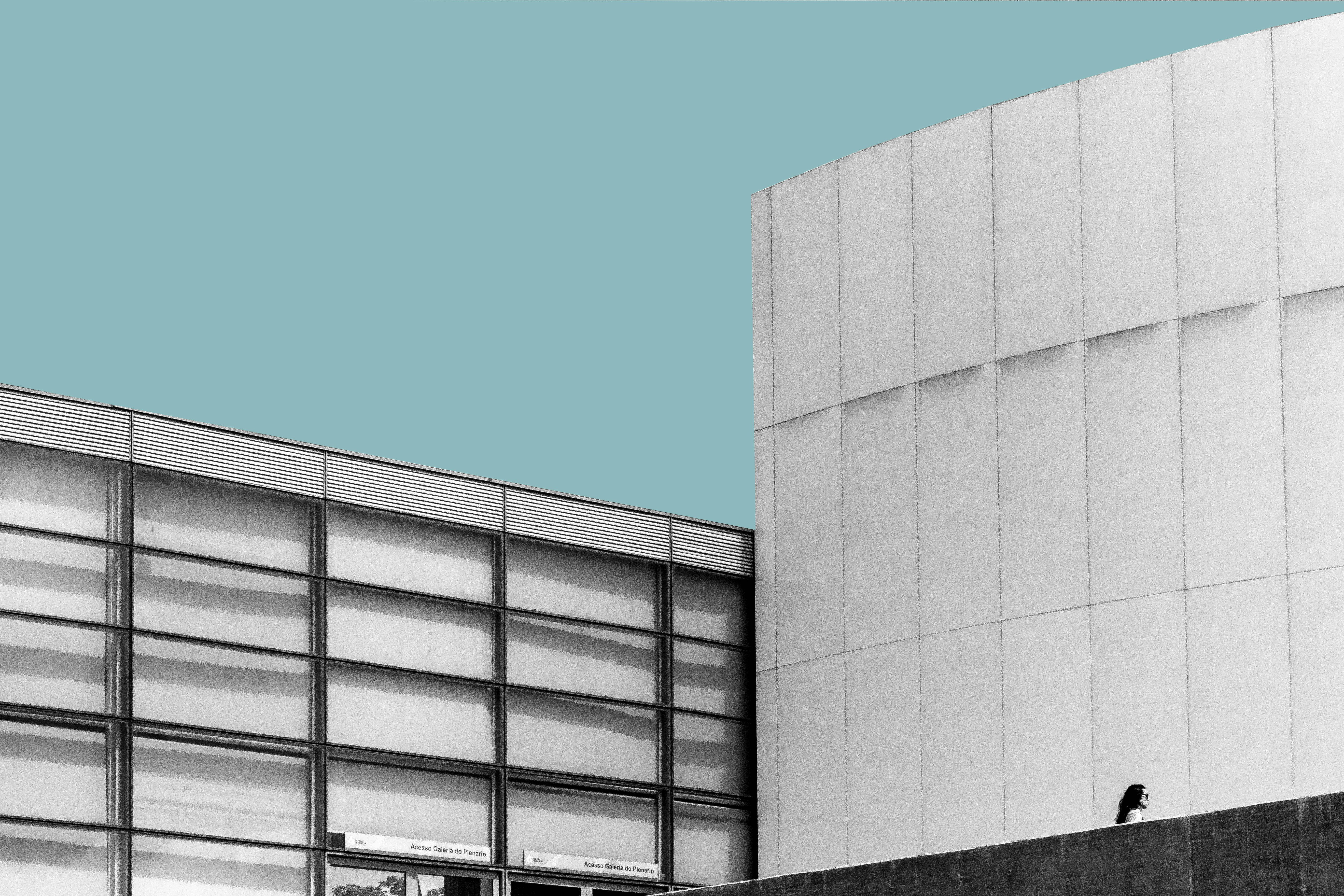 a black and white photo of a building