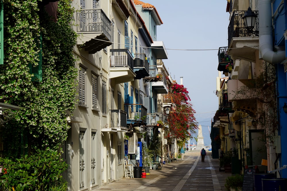 Una calle estrecha bordeada de edificios altos con balcones