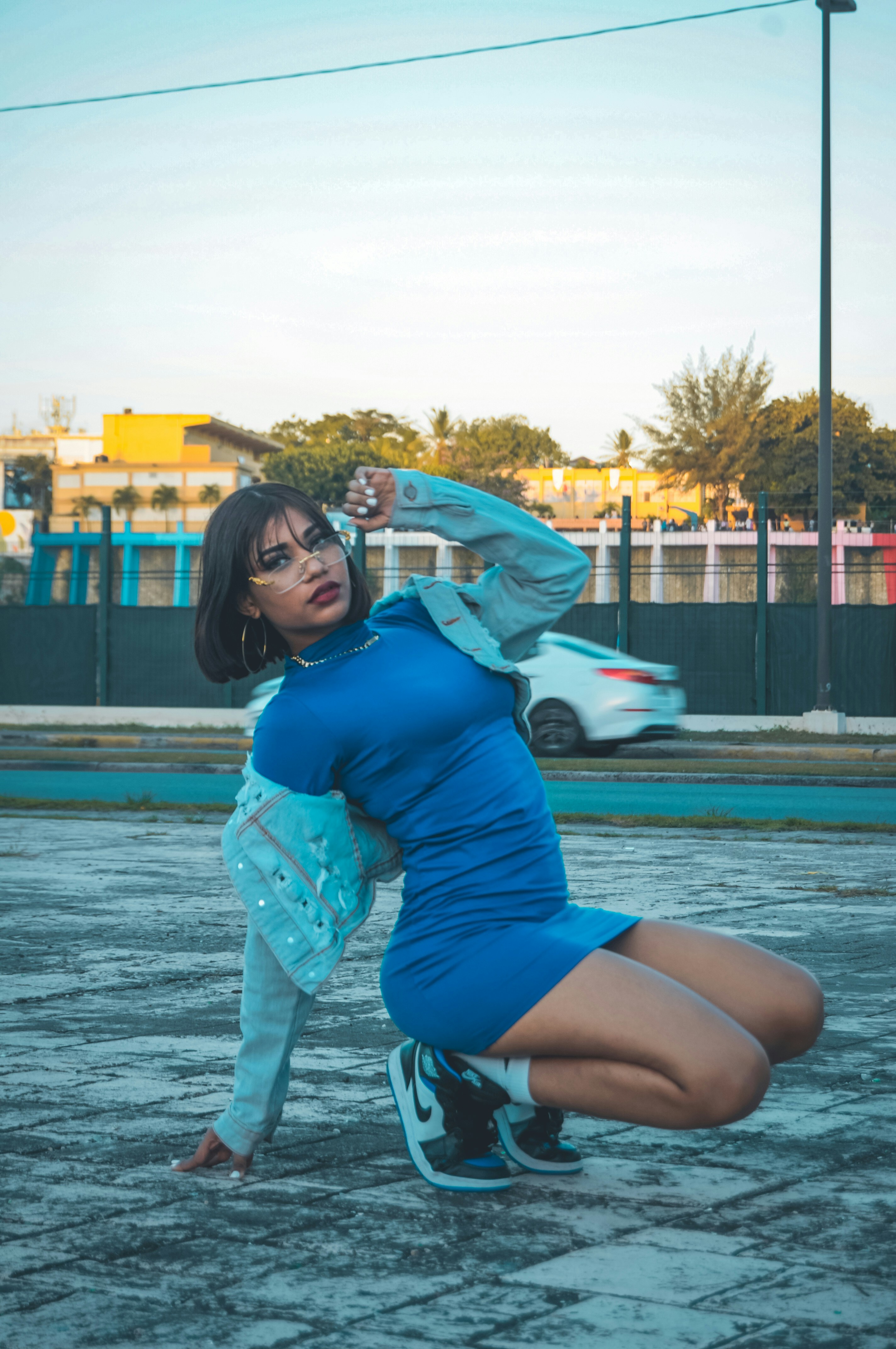 Seorang wanita bergaun biru sedang berlutut