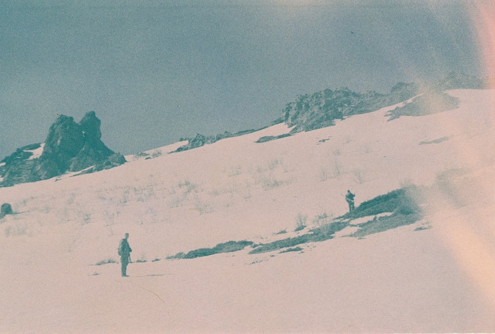 eine gruppe von menschen, die auf einem schneebedeckten hang stehen