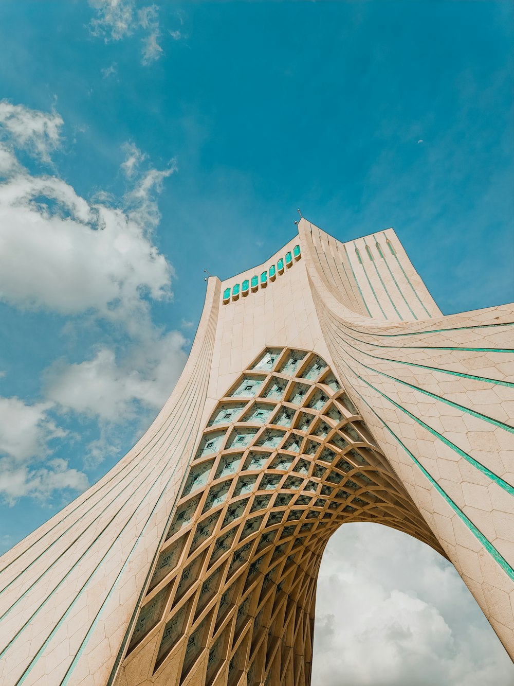 Un edificio molto alto con uno sfondo del cielo