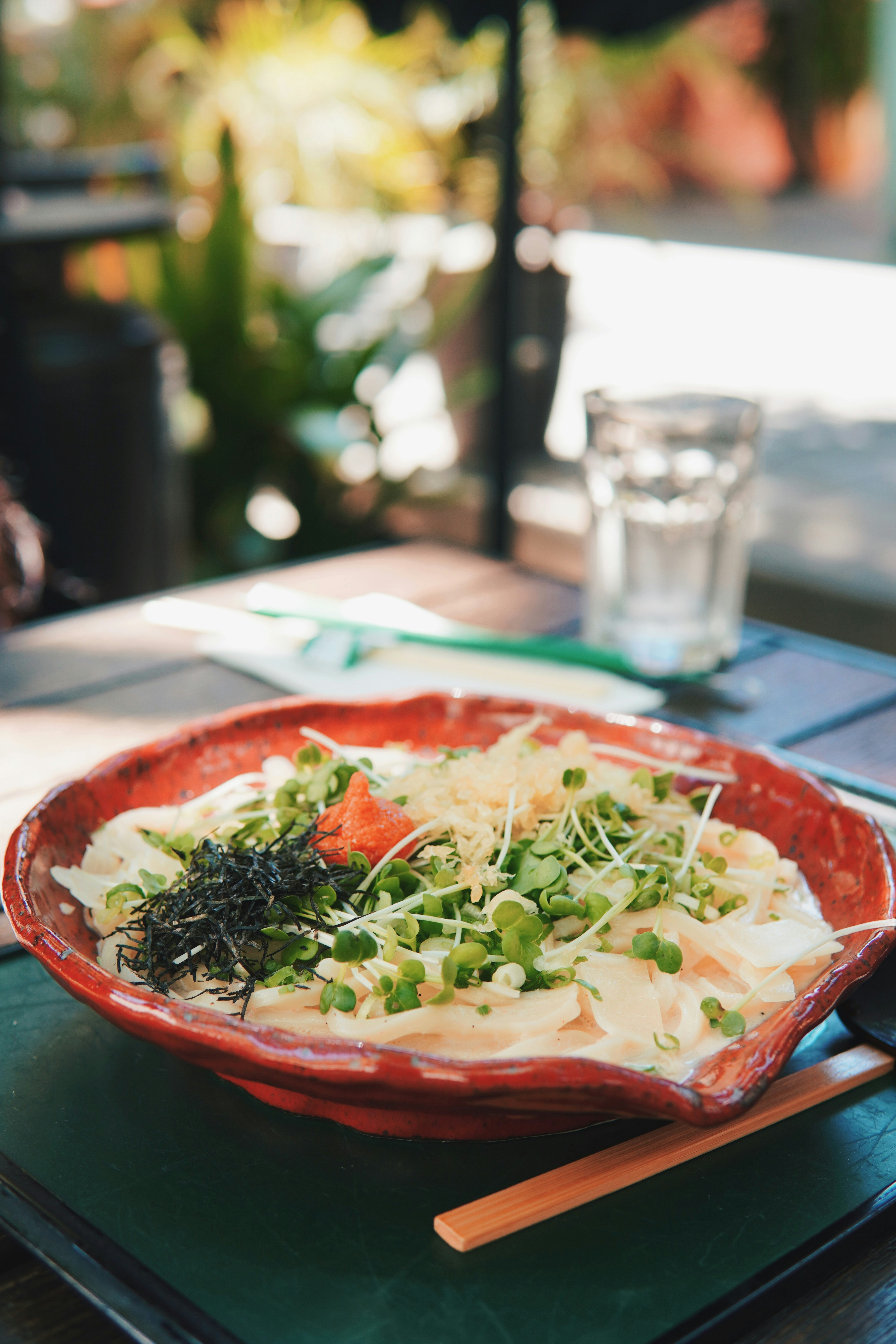 un tazón de comida encima de una mesa