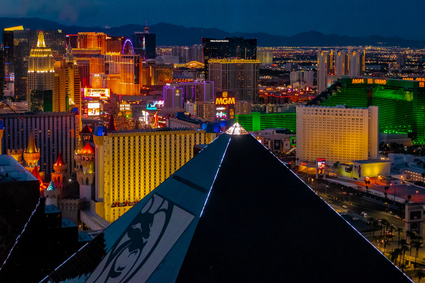 Vista nocturna del Strip de Las Vegas con luces de neón, Nevada, Estados Unidos