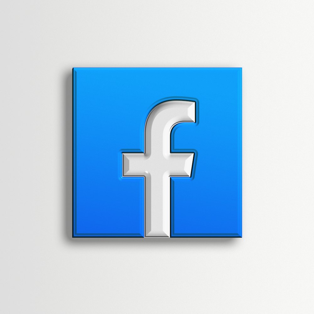 ein blau-weißes Facebook-Logo auf weißem Hintergrund