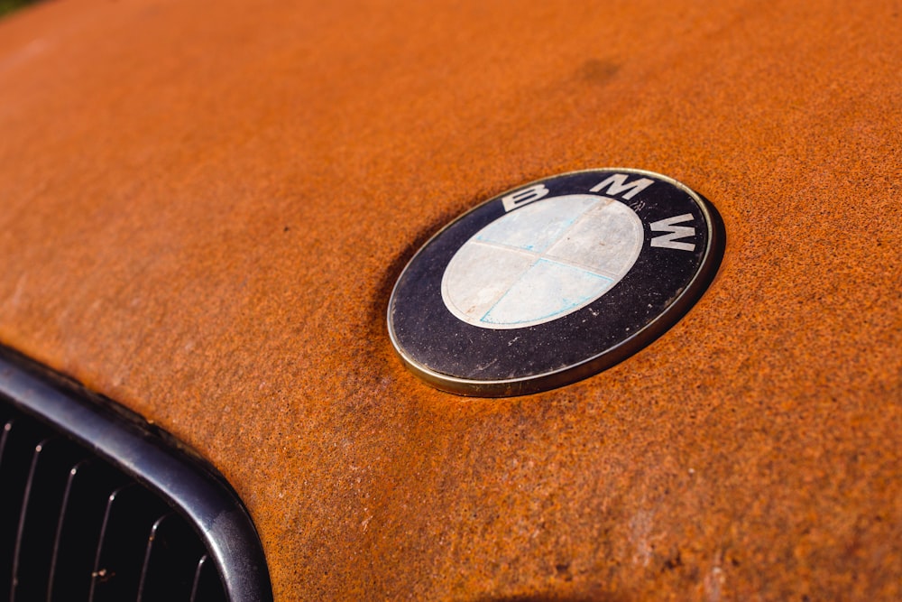 a close up of the emblem on an old car