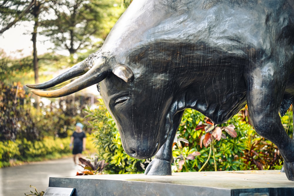 uma estátua de um touro em um parque