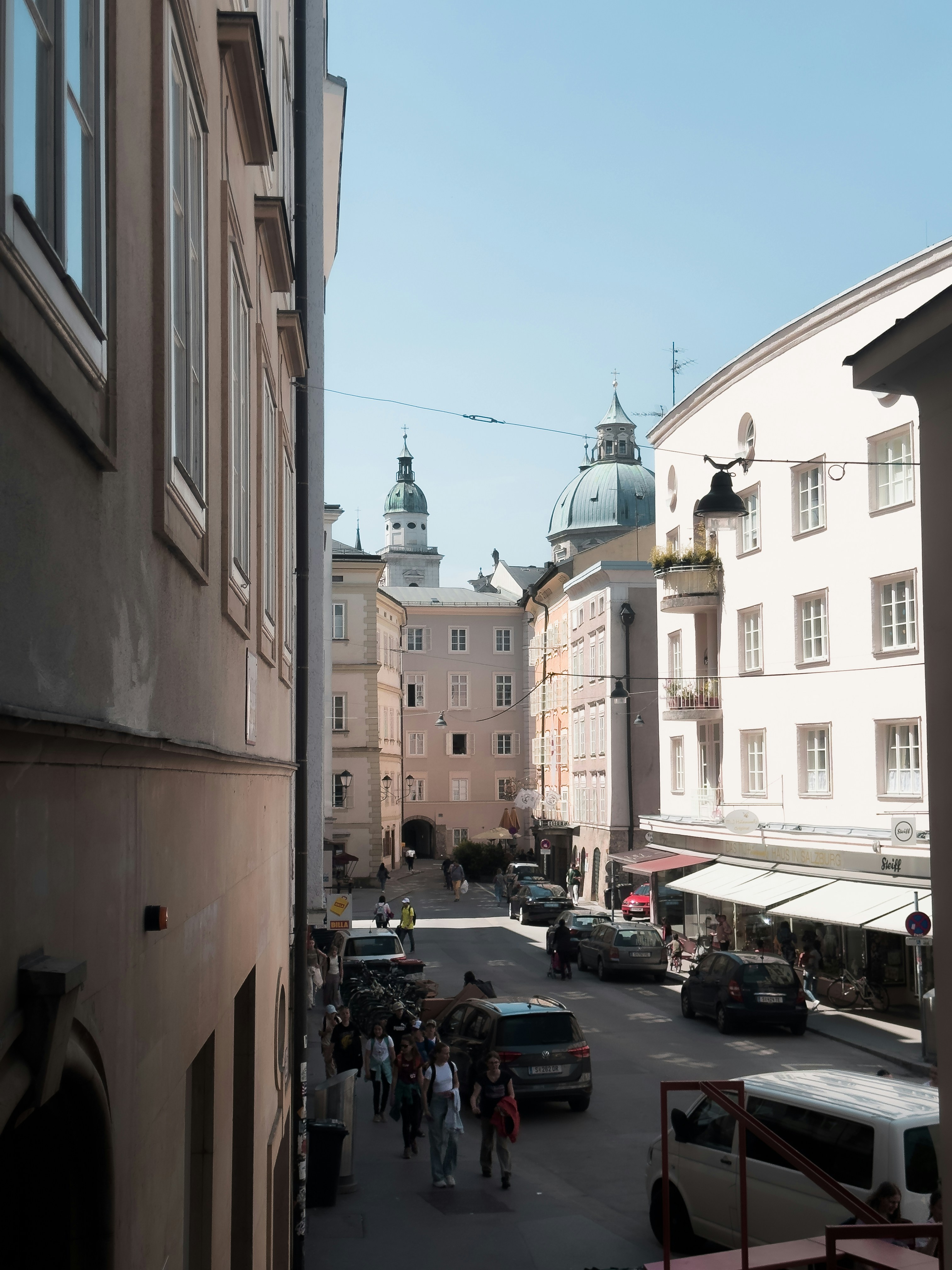 Una strada della città piena di molto traffico accanto a edifici alti