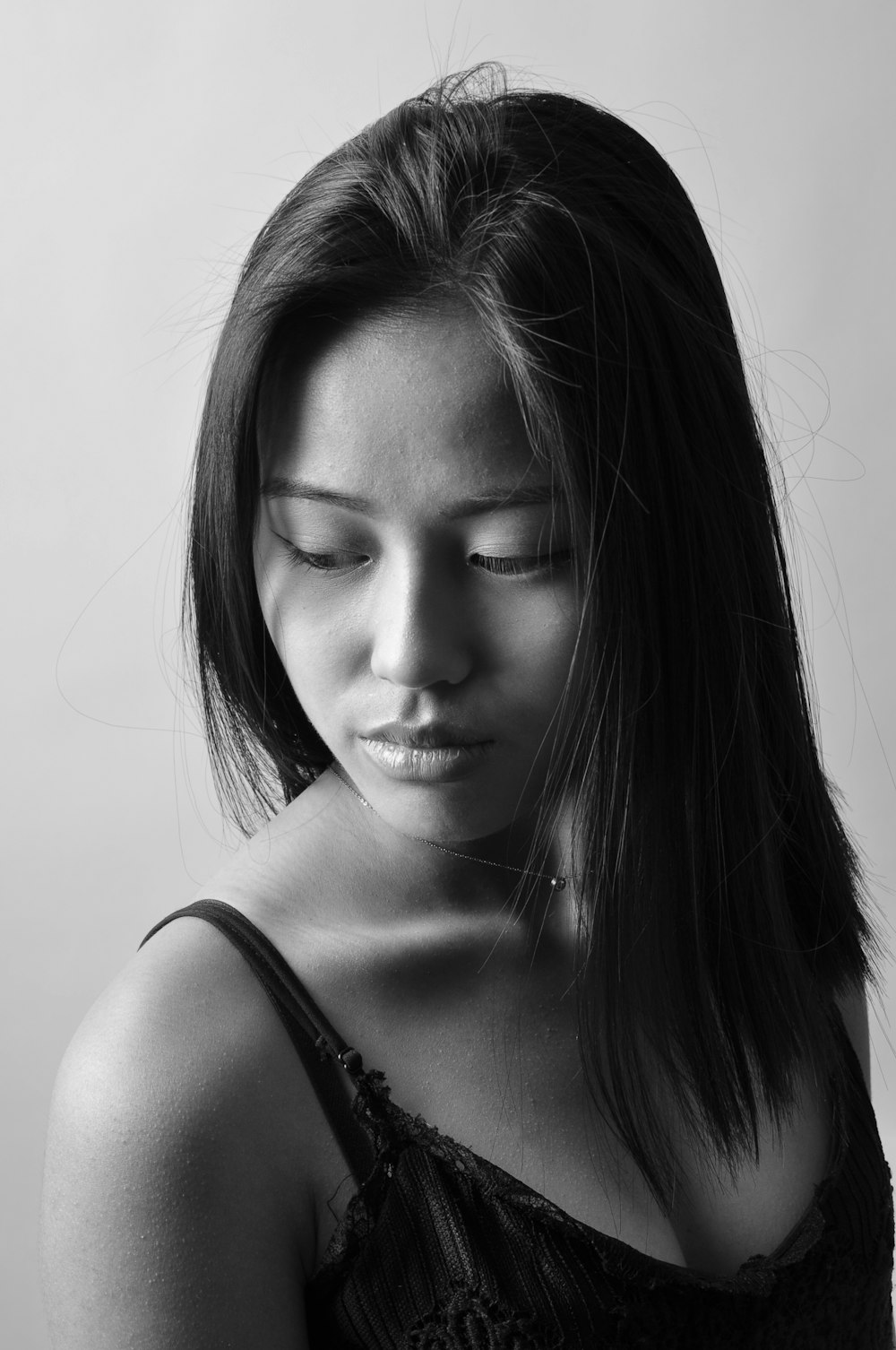 Una foto en blanco y negro de una mujer con los ojos cerrados