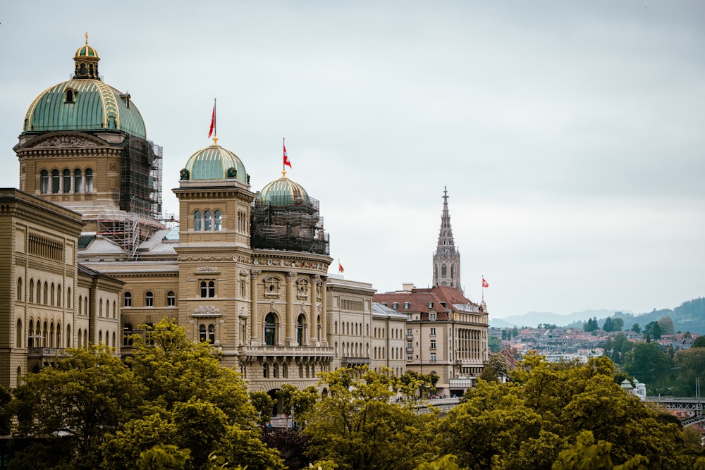 ein großes Gebäude mit einem Uhrturm darauf