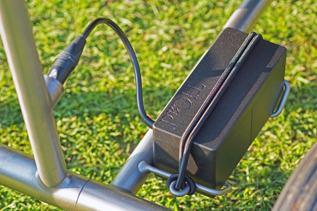 充電器を取り付けた自転車のクローズアップ