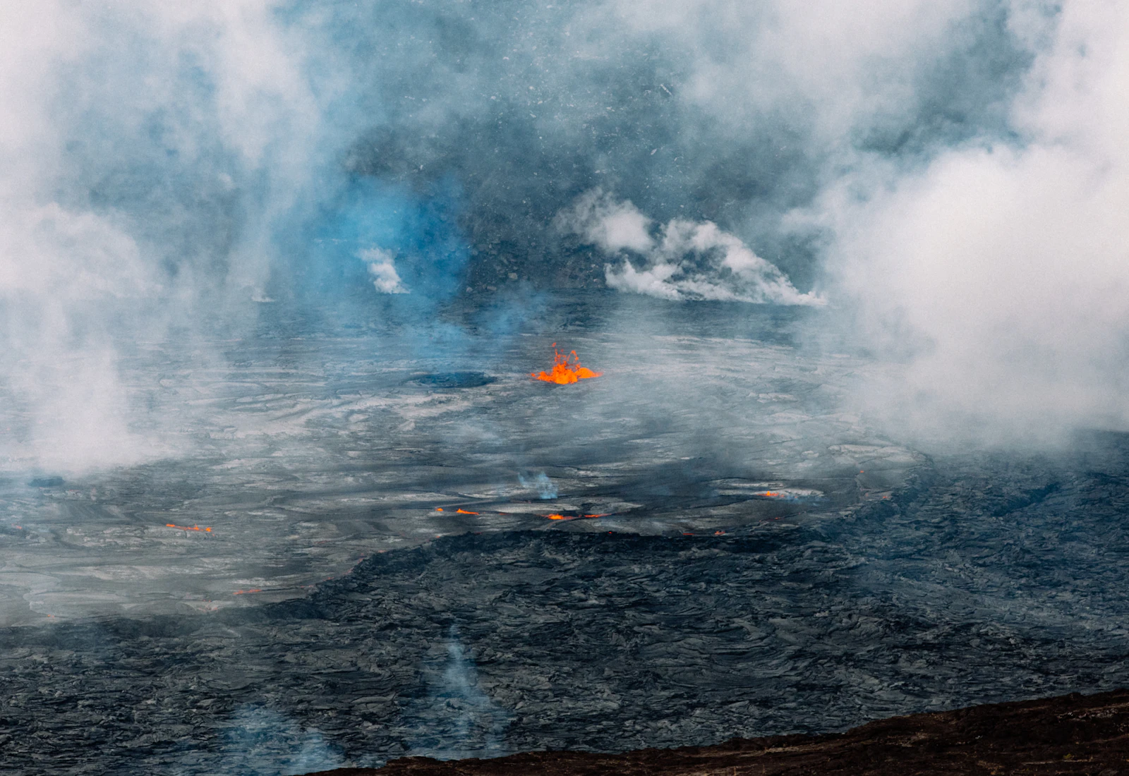Glühende Lava und Dampf am Kīlauea im Hawaiʻi Volcanoes National Park