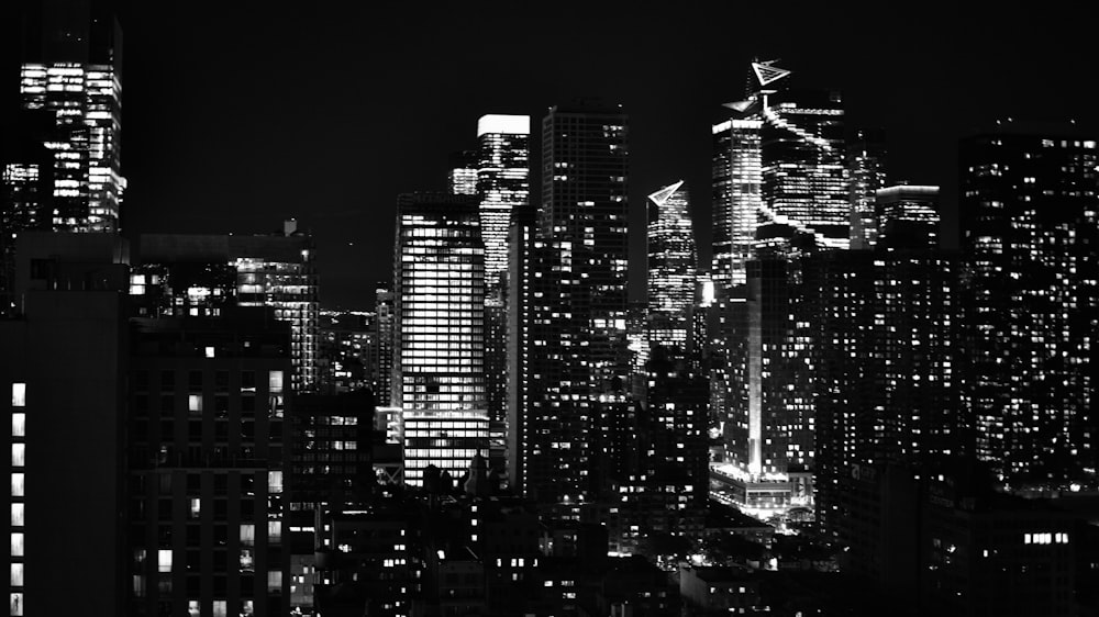 Une photo en noir et blanc d’une ville la nuit