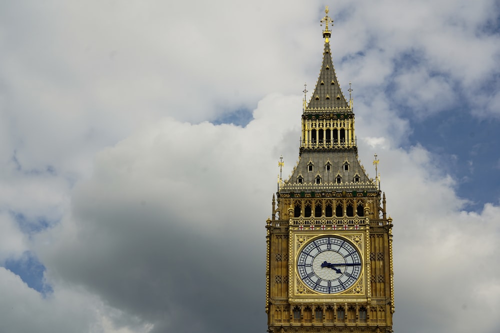 Der Big Ben Clock Tower thront über der City of London