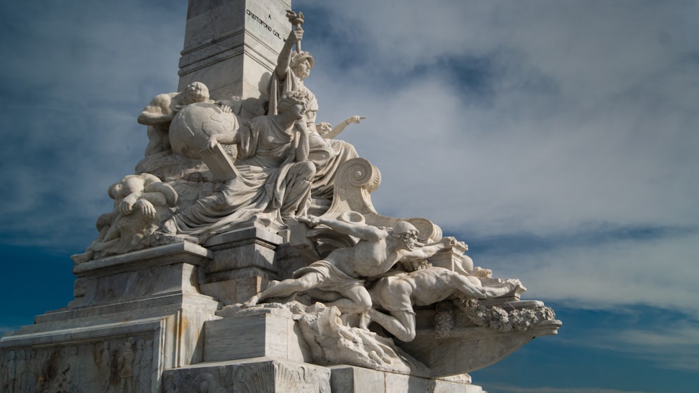 una statua di una donna circondata da altre statue