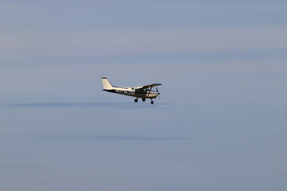 Un pequeño avión volando a través de un cielo azul