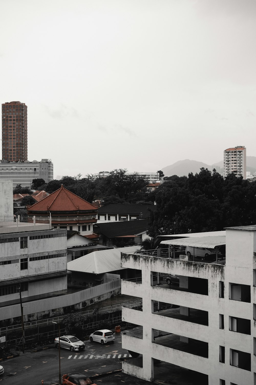 Una foto en blanco y negro de una ciudad con edificios altos