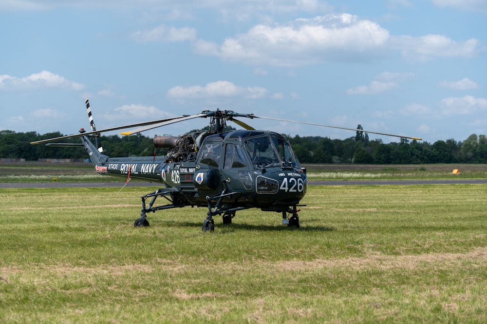 um helicóptero que está sentado na grama