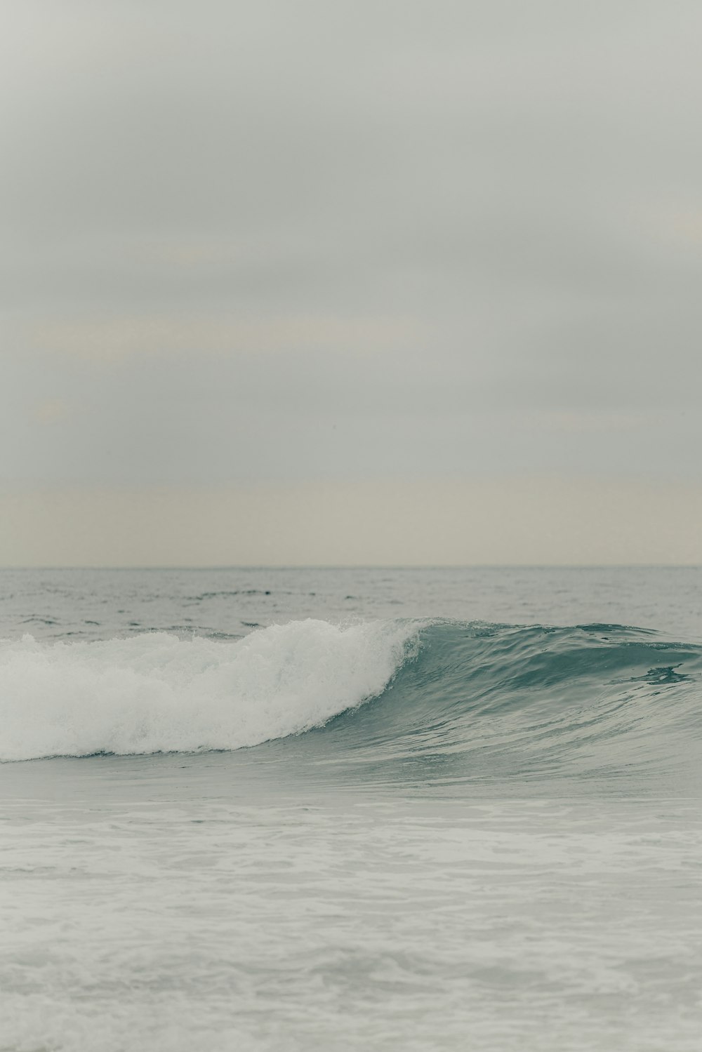 Un homme chevauchant une vague sur une planche de surf