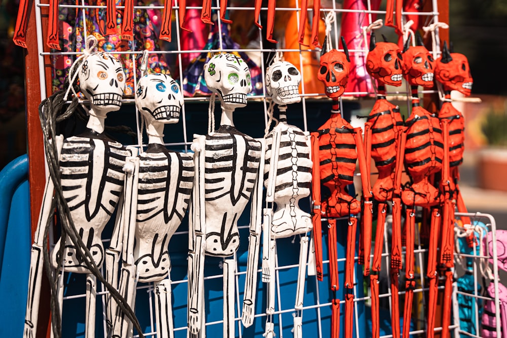 Un montón de figuras de esqueleto están en exhibición