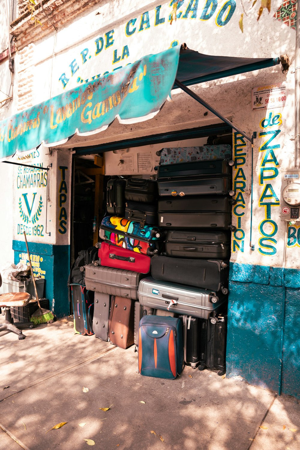 a bunch of luggage sitting outside of a building