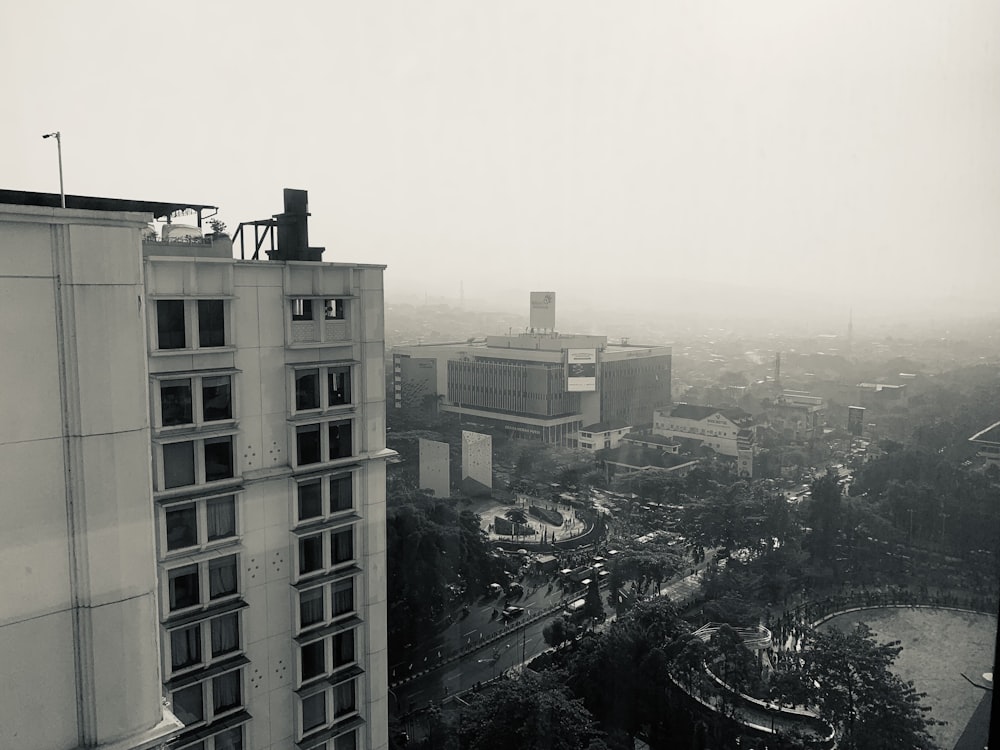 Ein Schwarz-Weiß-Foto einer Stadt