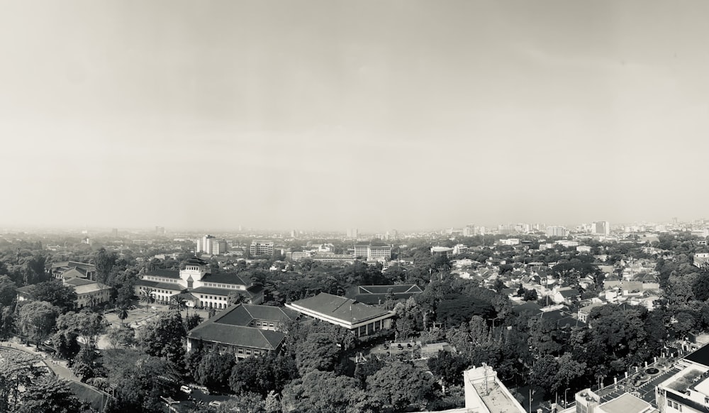 uma foto em preto e branco de uma cidade