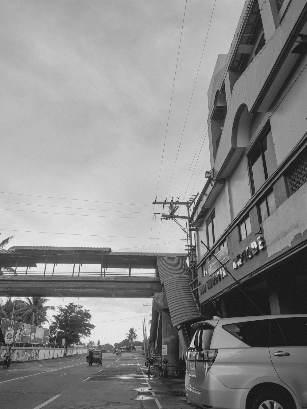 a black and white photo of a city street