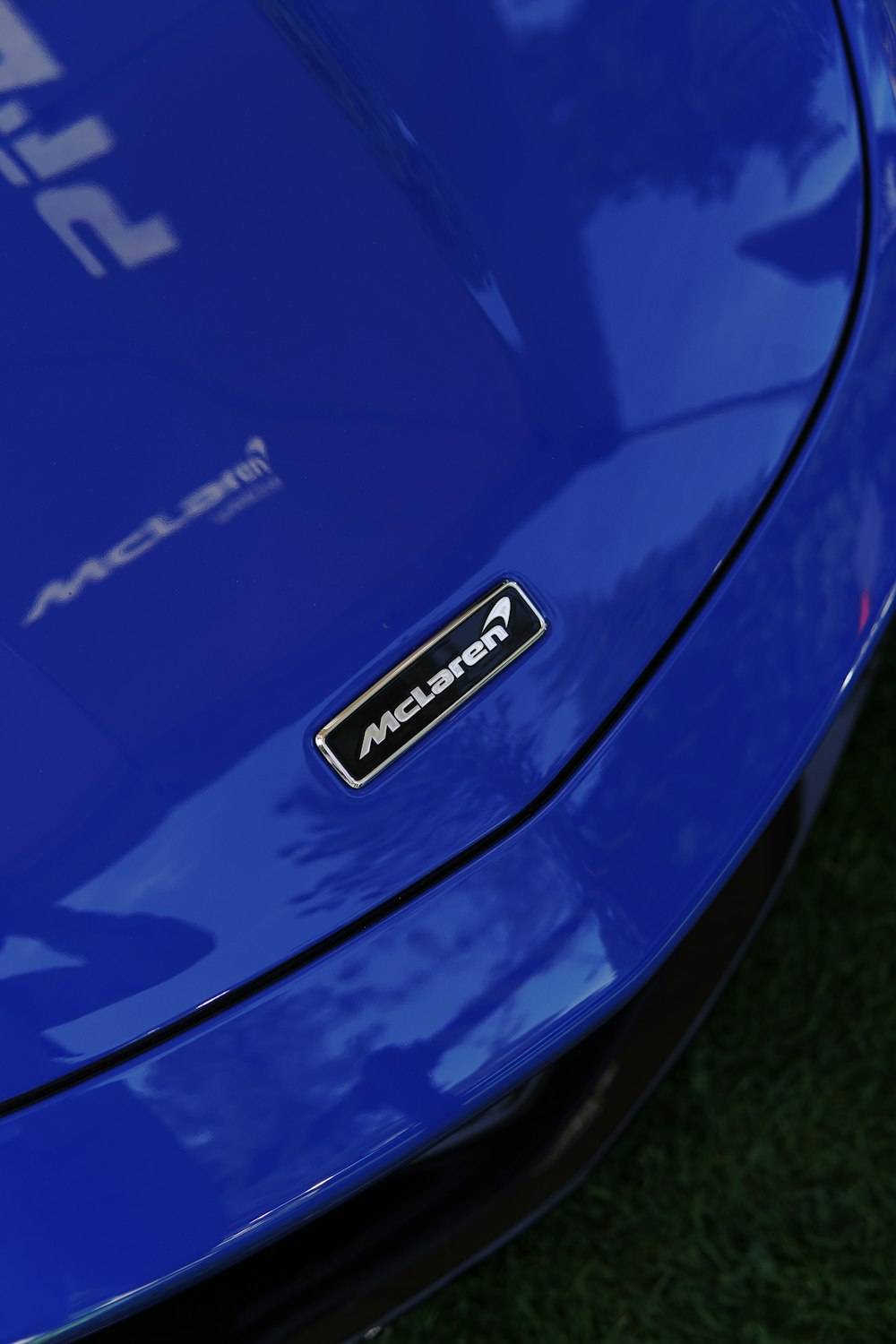 a close up of the emblem on a blue sports car