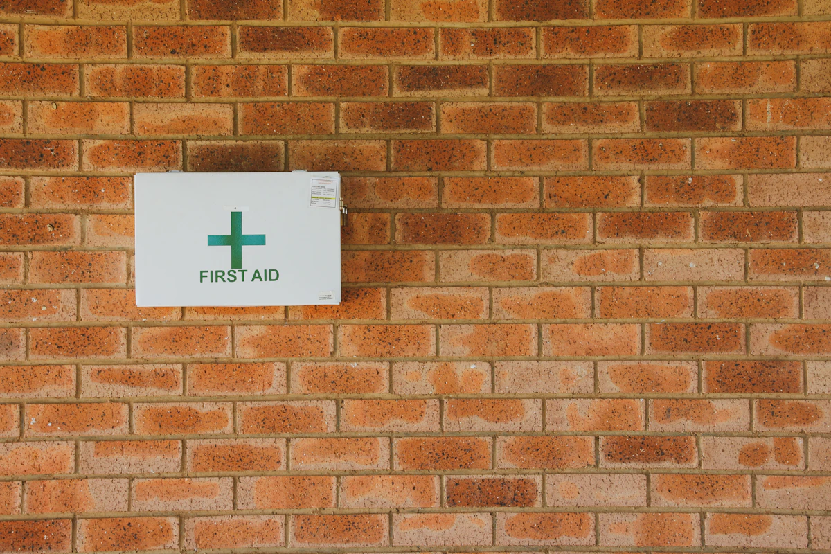 First aid sign showing where a valid first aid certificate holder is available on site